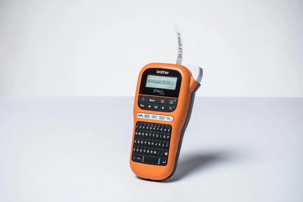 Brother PTE110VP Industrielles Beschriftungsgerät inklusive Netzadapter und Transportkoffer (für 3,5 bis 12 mm breite TZe-Schriftbänder, Beschriftung von Kabeln und Anschlüssen), Klein