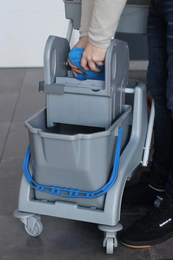 BELLANET Wischwagen, robuster Profi Hygiene- & Reinigungswagen mit Presse und 2 x 18 Liter Eimern - aus 50% Recycling-Material
